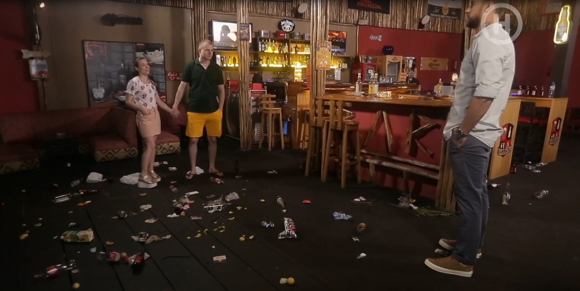 Збирала пляшки і мила туалети: українець змусив дружину працювати в Перу