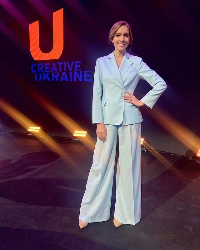 Сама елегантність: Катя Осадча вийшла в світ у стильному костюмі за 12 000 грн