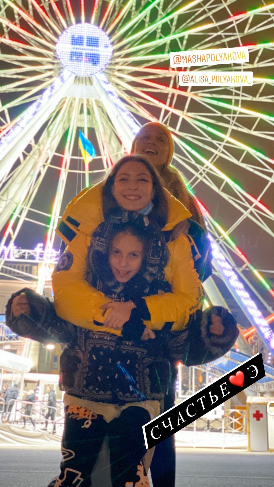 Шопинг с малолетками: Оля Полякова устроила веселый девичник с дочками