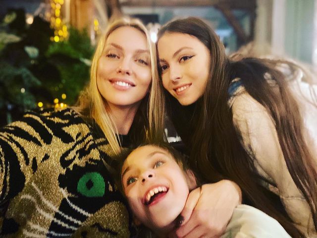 Шопинг с малолетками: Оля Полякова устроила веселый девичник с дочками