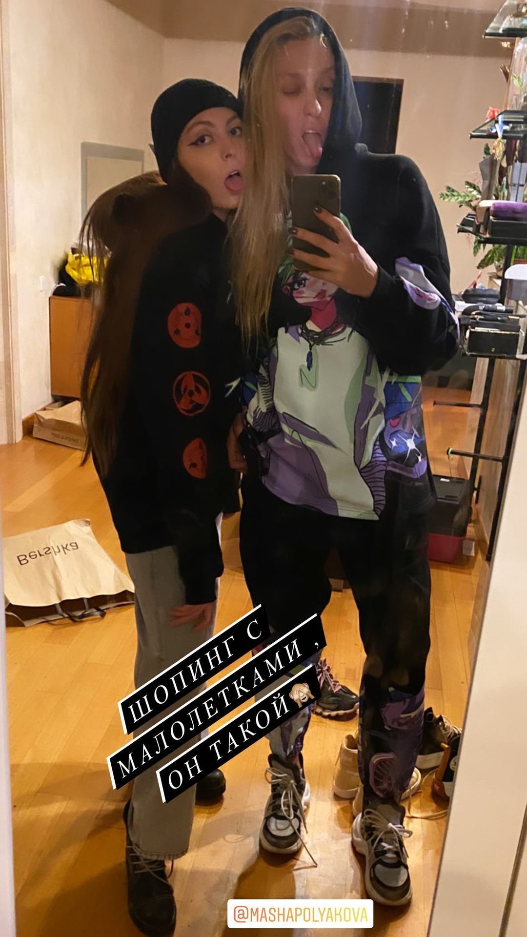 Шопинг с малолетками: Оля Полякова устроила веселый девичник с дочками