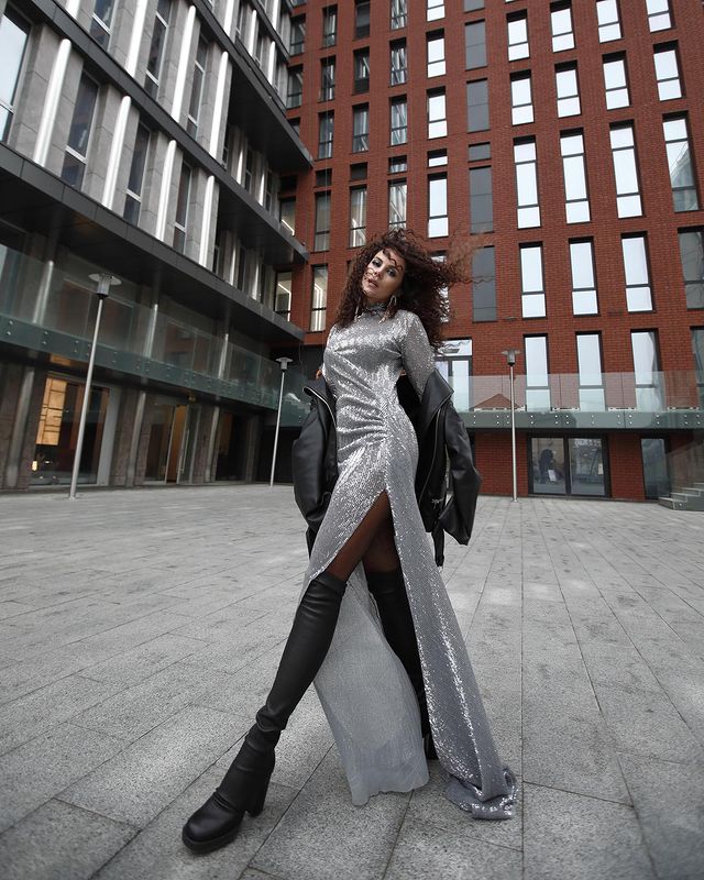 У прозорій сукні і шкіряних ботфортах: спокуслива Каменських захопила жарким образом