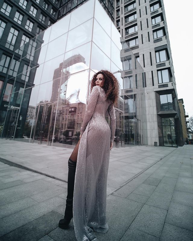 У прозорій сукні і шкіряних ботфортах: спокуслива Каменських захопила жарким образом