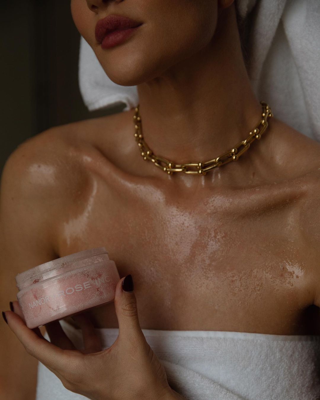 Совершенна: Роузи Хантингтон-Уайтли поделилась любимым бьюти-приемом для нежной и гладкой кожи