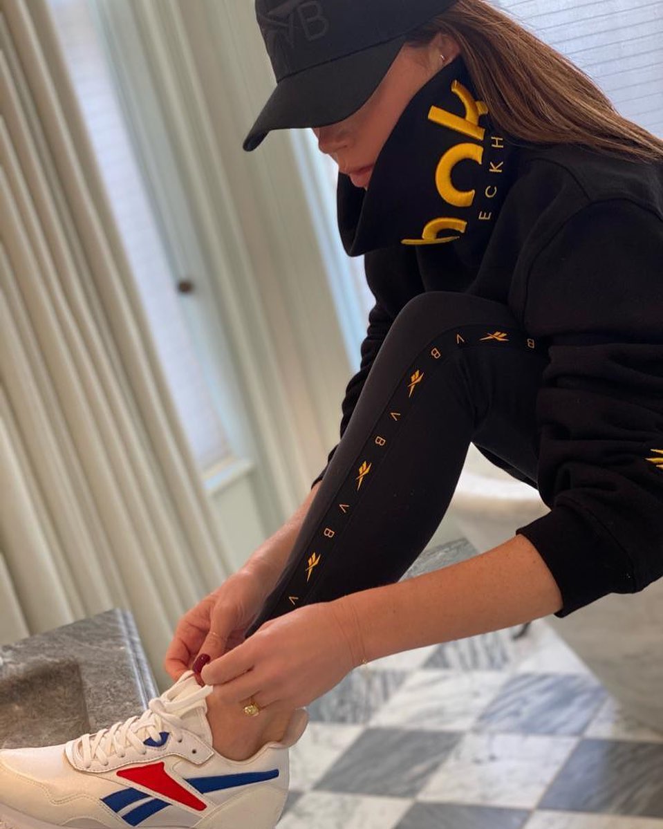 46-річна Вікторія Бекхем захопила спортивною фігурою в стильному образі для тренувань