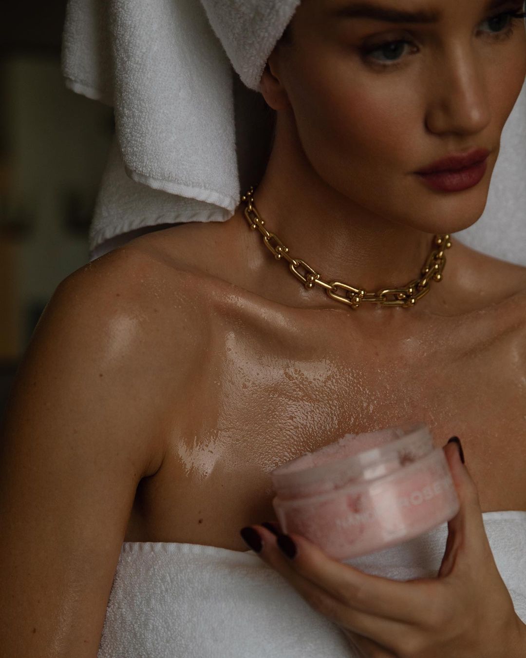 Совершенна: Роузи Хантингтон-Уайтли поделилась любимым бьюти-приемом для нежной и гладкой кожи