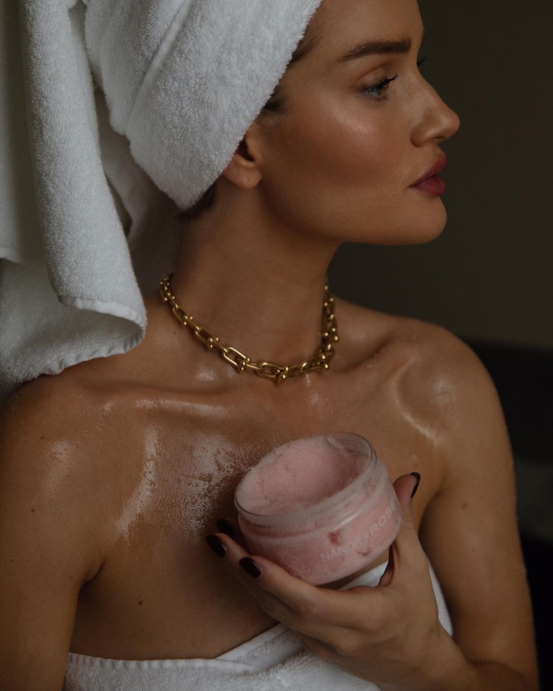 Совершенна: Роузи Хантингтон-Уайтли поделилась любимым бьюти-приемом для нежной и гладкой кожи