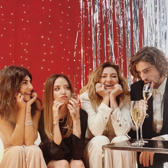 Глаза счастливые: романтичная Дорофеева взбудоражила жаркими поцелуями с Дантесом