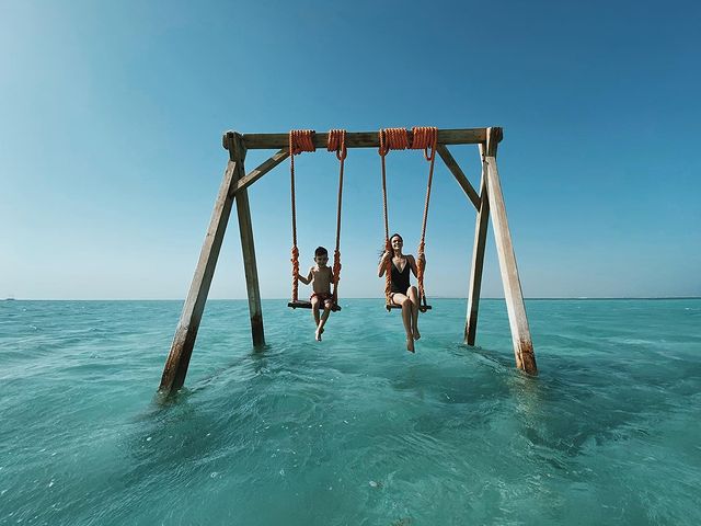 Просто казка: щаслива Саніна в купальнику зачарувала райським фотосетом з сином