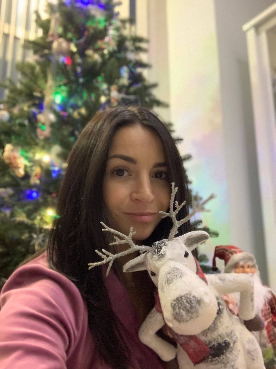 Ілона Гвоздьова разом з сім'єю прикрасила ялинку і замилувала красивими фото