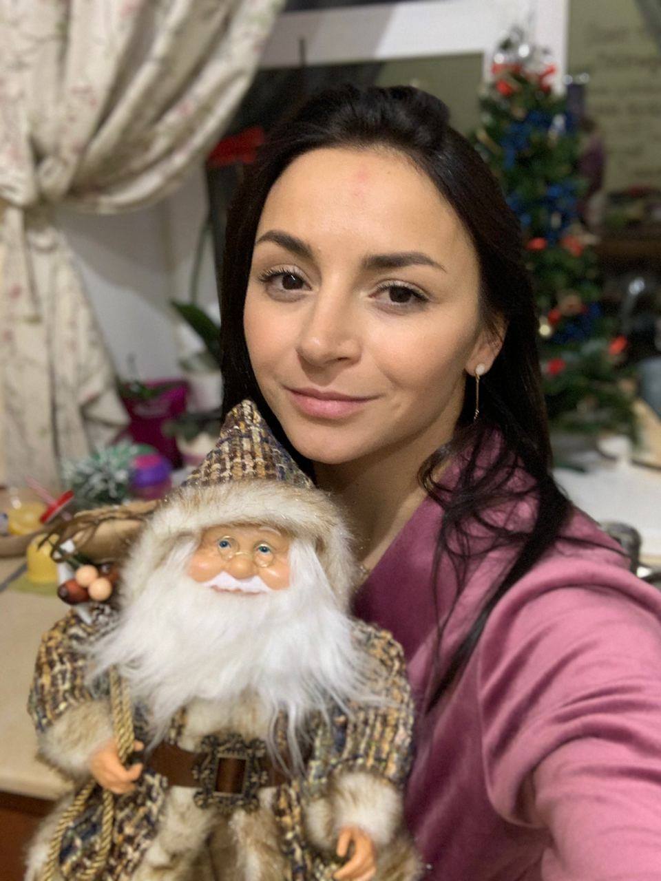 Ілона Гвоздьова разом з сім'єю прикрасила ялинку і замилувала красивими фото