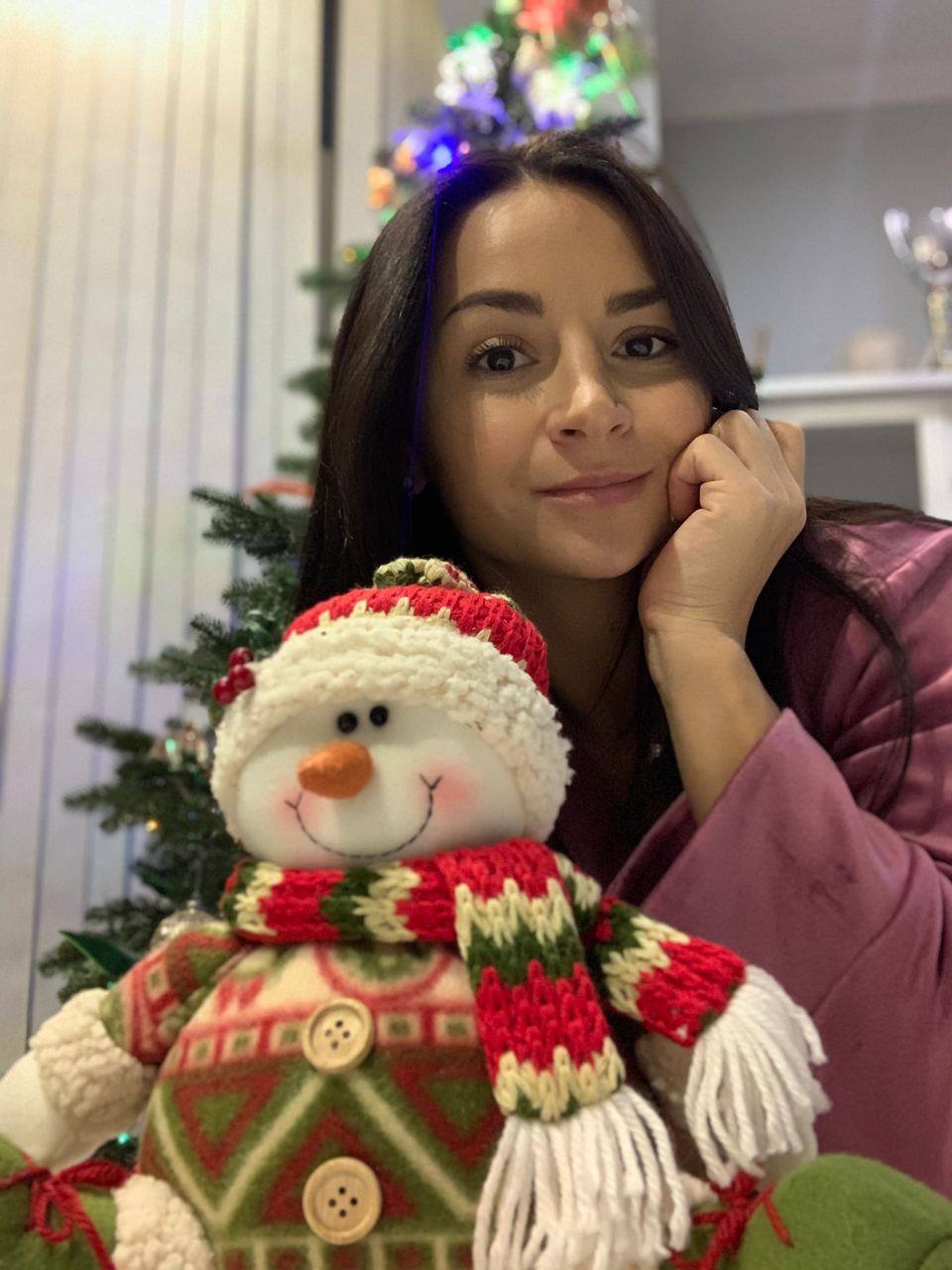 Ілона Гвоздьова разом з сім'єю прикрасила ялинку і замилувала красивими фото