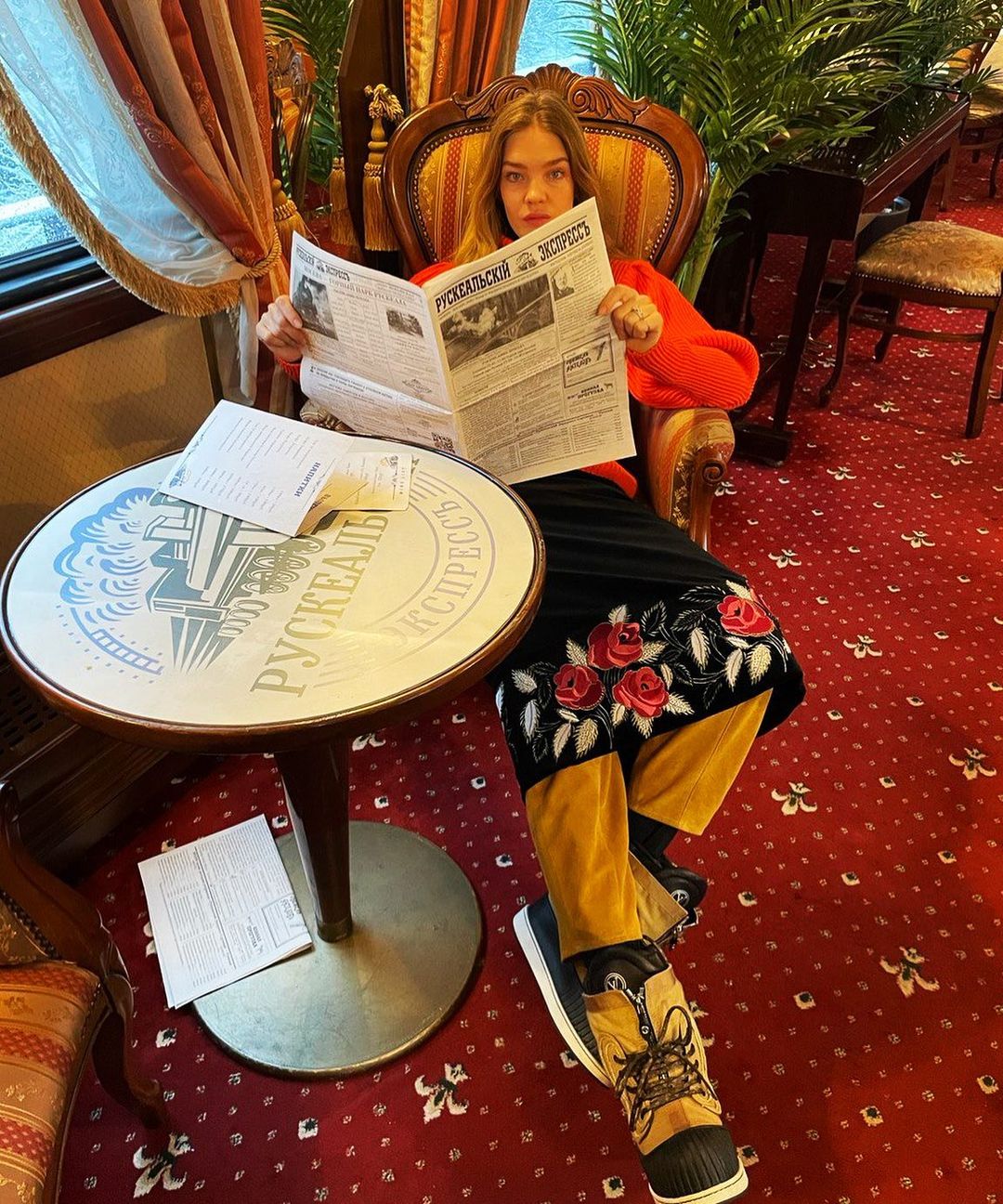 Тепло і стильно: Наталія Водянова підкорила мережу сміливим вбранням для холодів