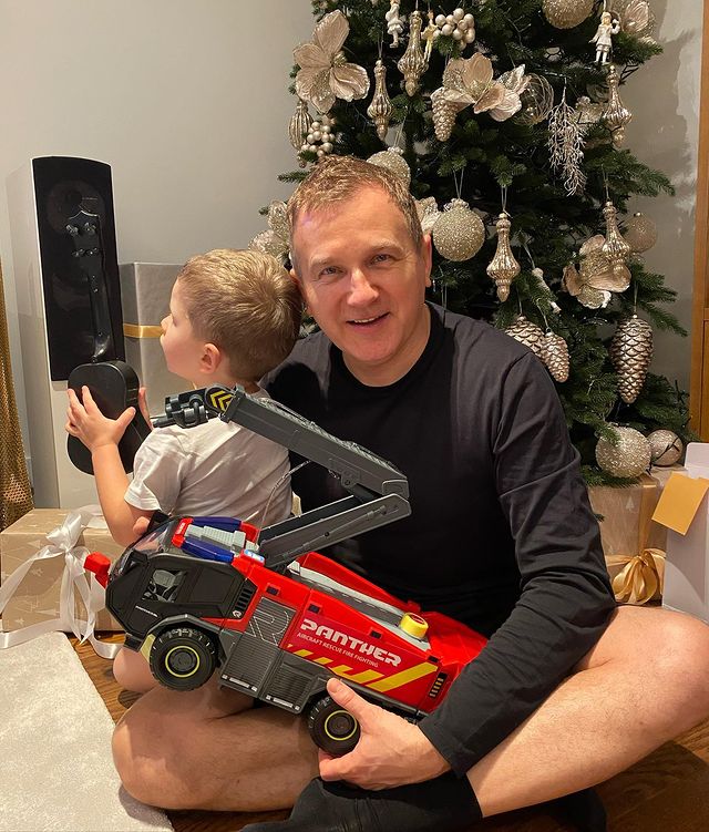 Супертато! Юрій Горбунов зачарував новорічним фото з синочком і вражаючим подарунком