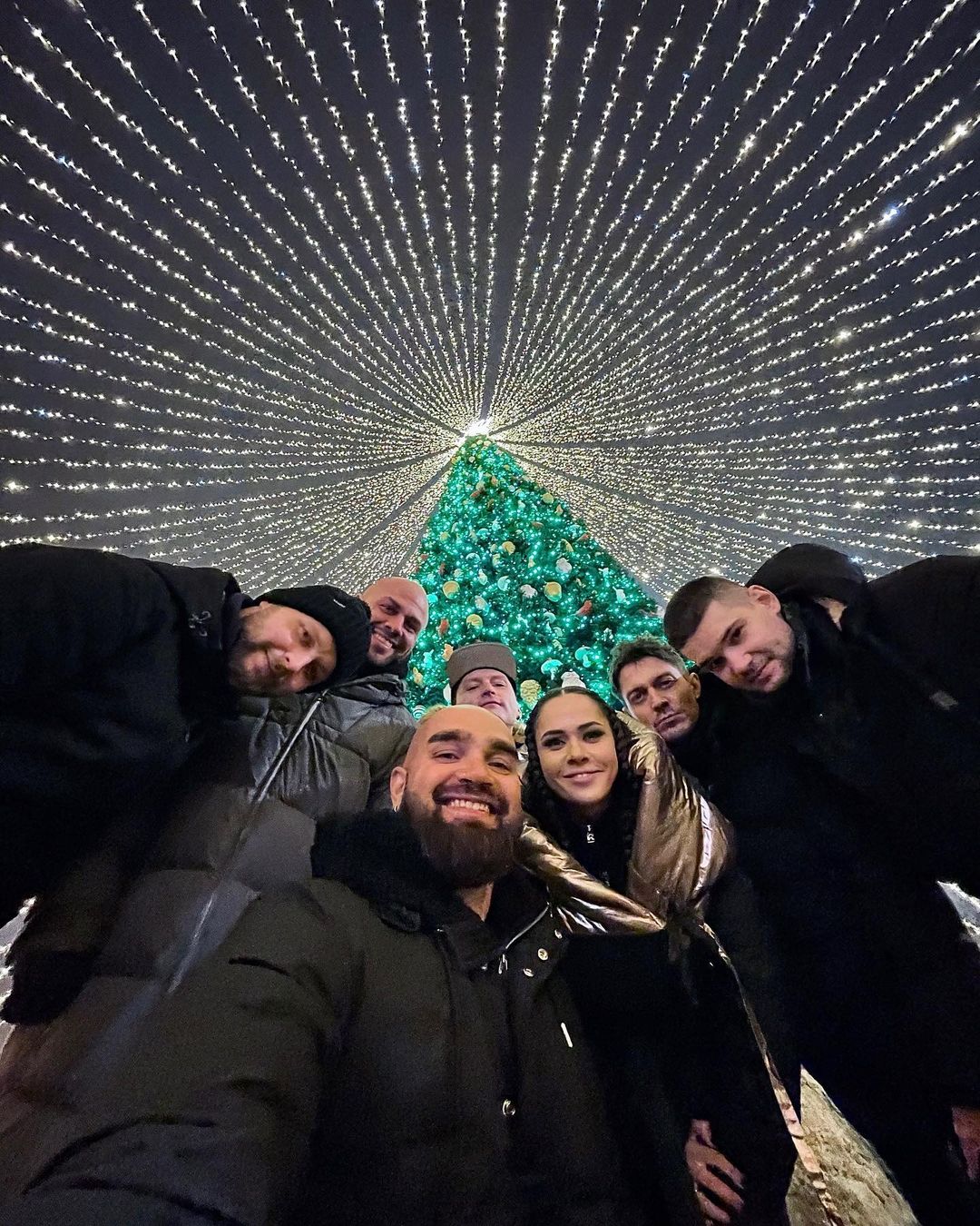 Різдвяний настрій: Юлія Саніна показала своїх численних чоловіків