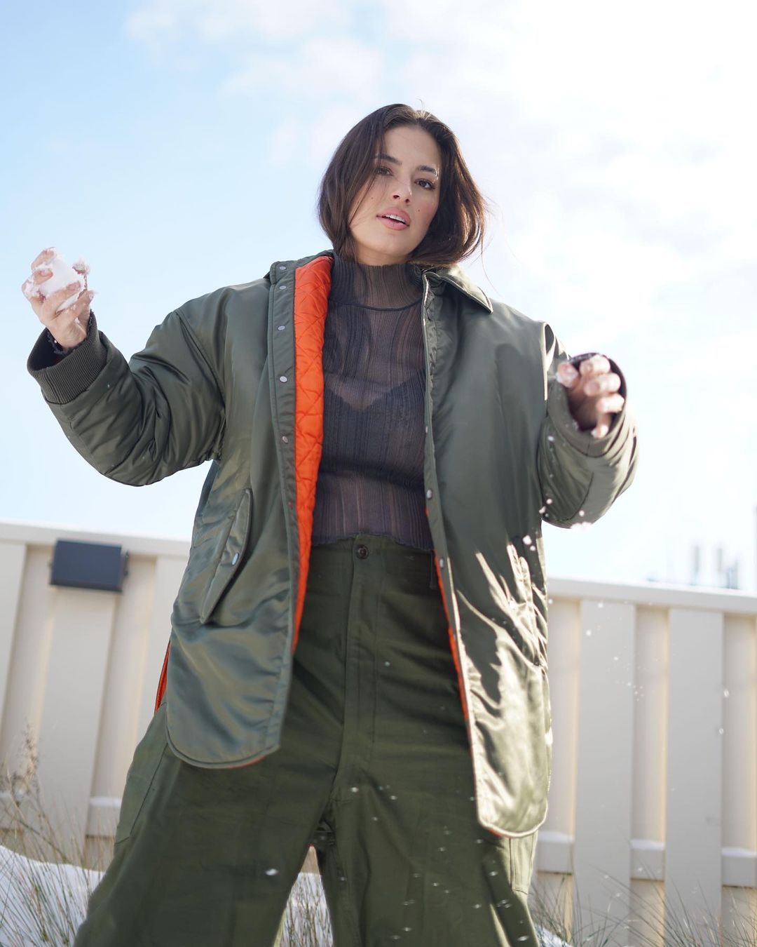 В прозрачной блузе и брюках хаки: Эшли Грэм блеснула пышными формами в дерзком зимнем аутфите