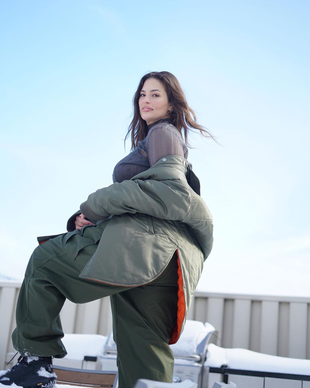 В прозрачной блузе и брюках хаки: Эшли Грэм блеснула пышными формами в дерзком зимнем аутфите