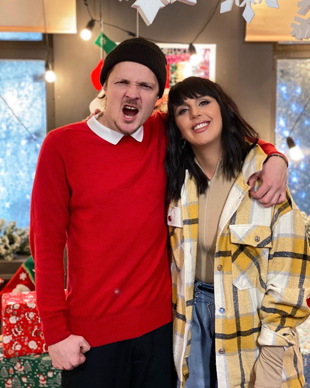 Безпрограшне поєднання: Джамала показала, як носити наймоднішу сорочку сезону