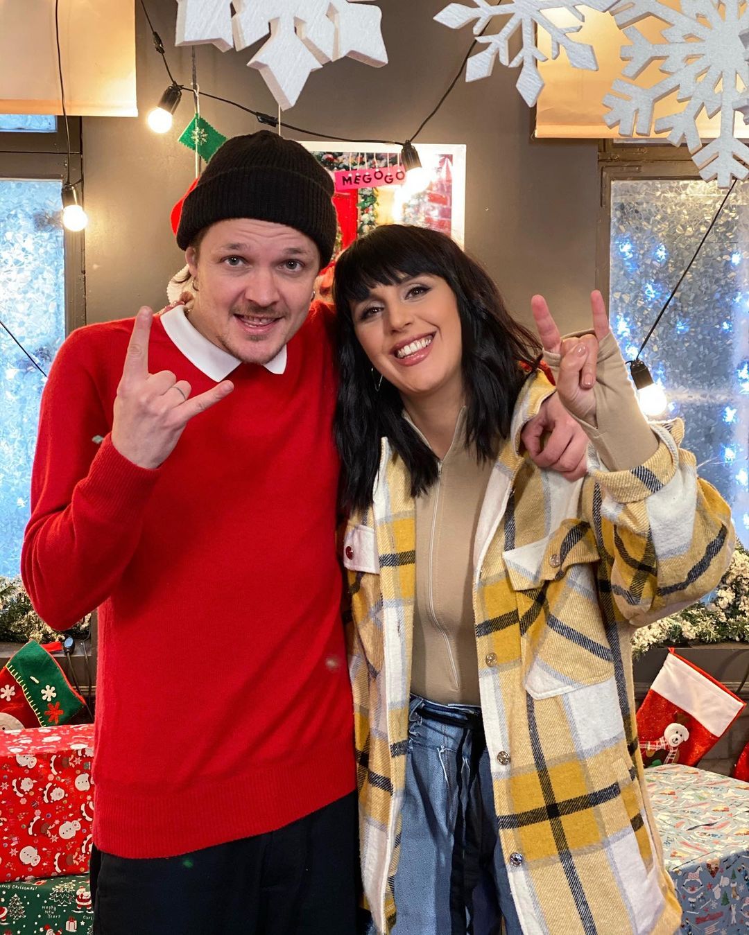 Безпрограшне поєднання: Джамала показала, як носити наймоднішу сорочку сезону