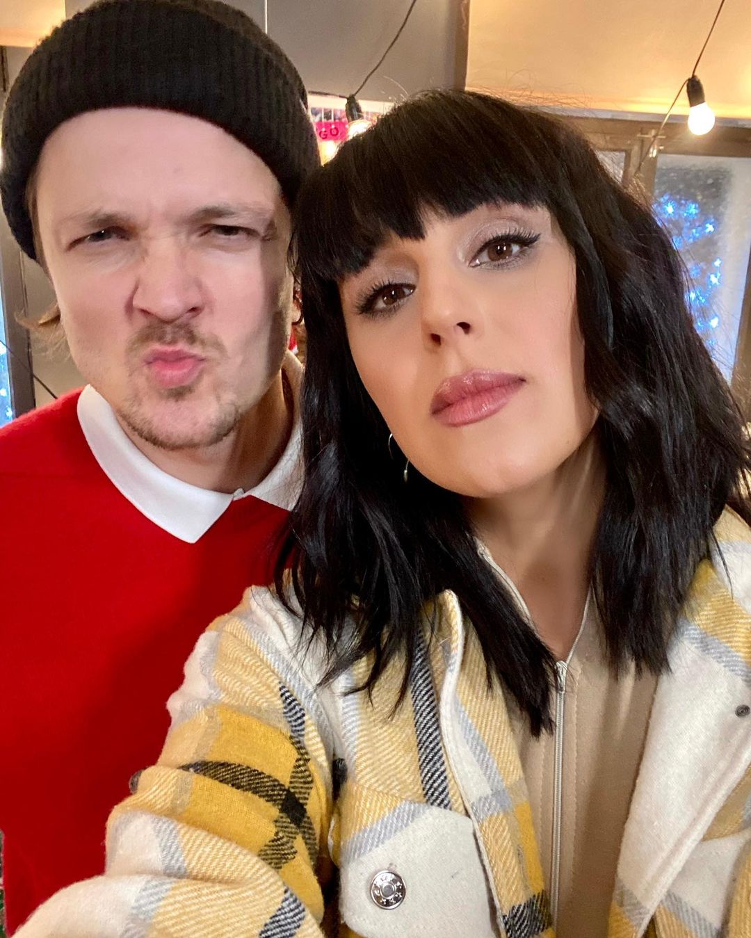 Безпрограшне поєднання: Джамала показала, як носити наймоднішу сорочку сезону