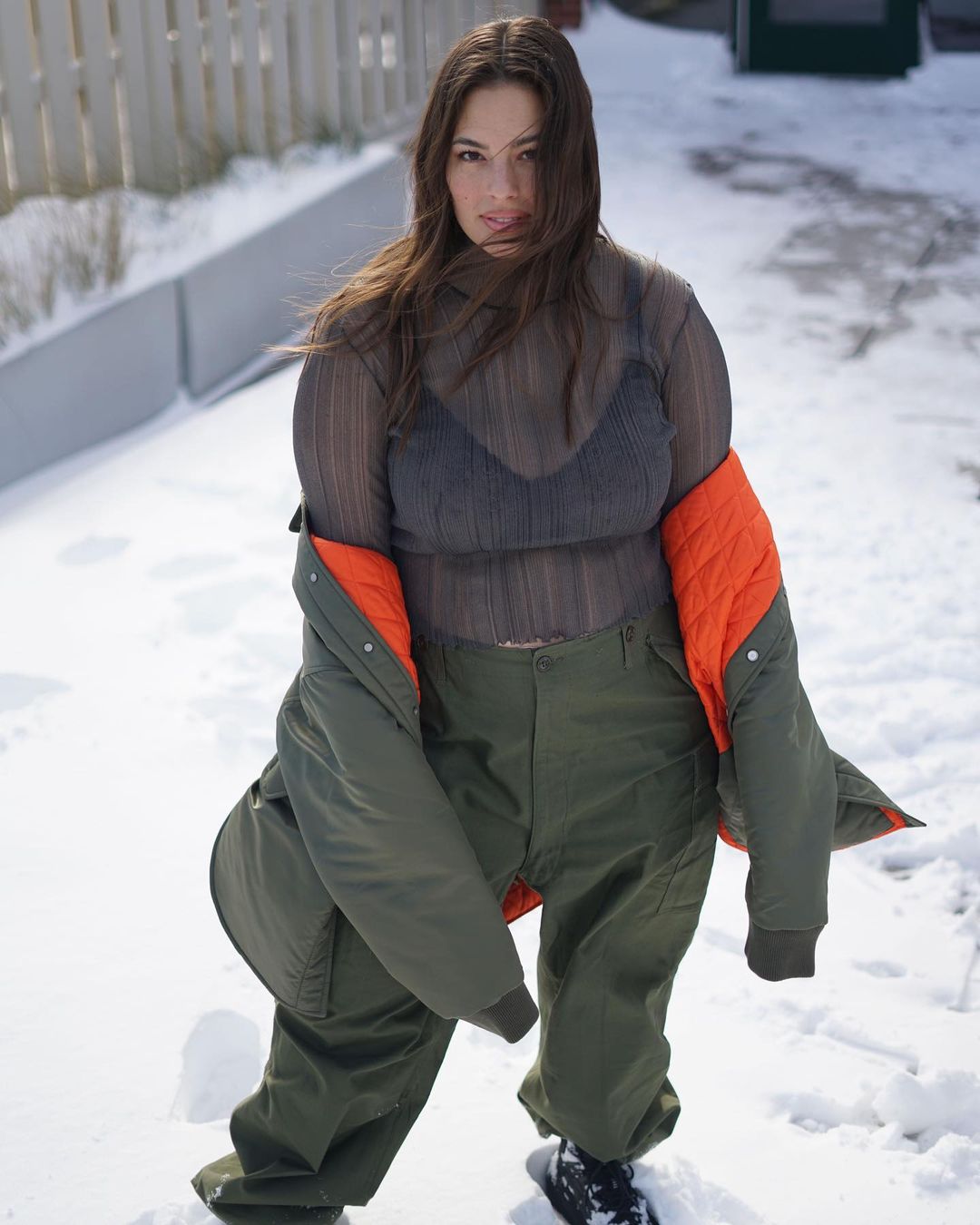 В прозрачной блузе и брюках хаки: Эшли Грэм блеснула пышными формами в дерзком зимнем аутфите