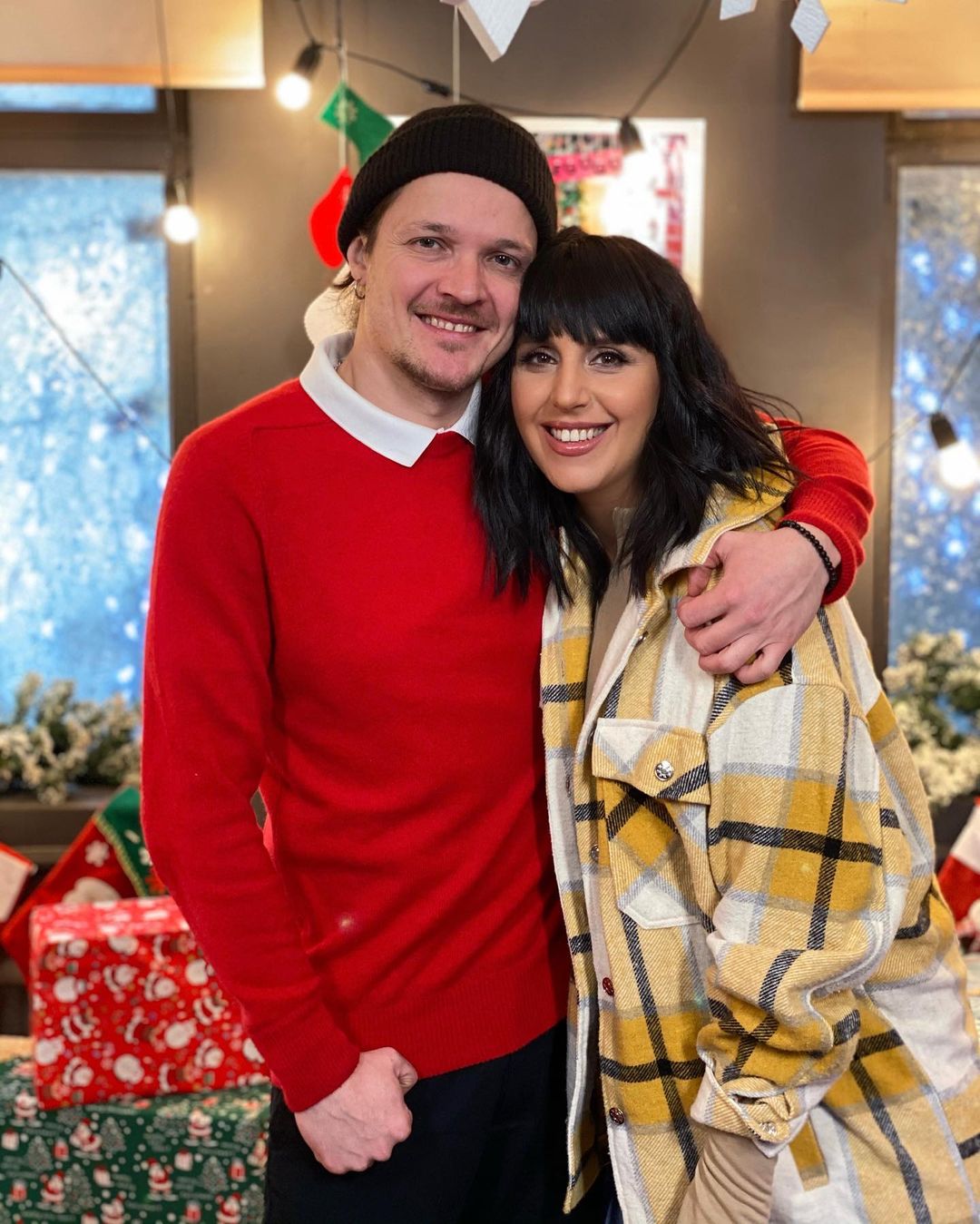 Безпрограшне поєднання: Джамала показала, як носити наймоднішу сорочку сезону