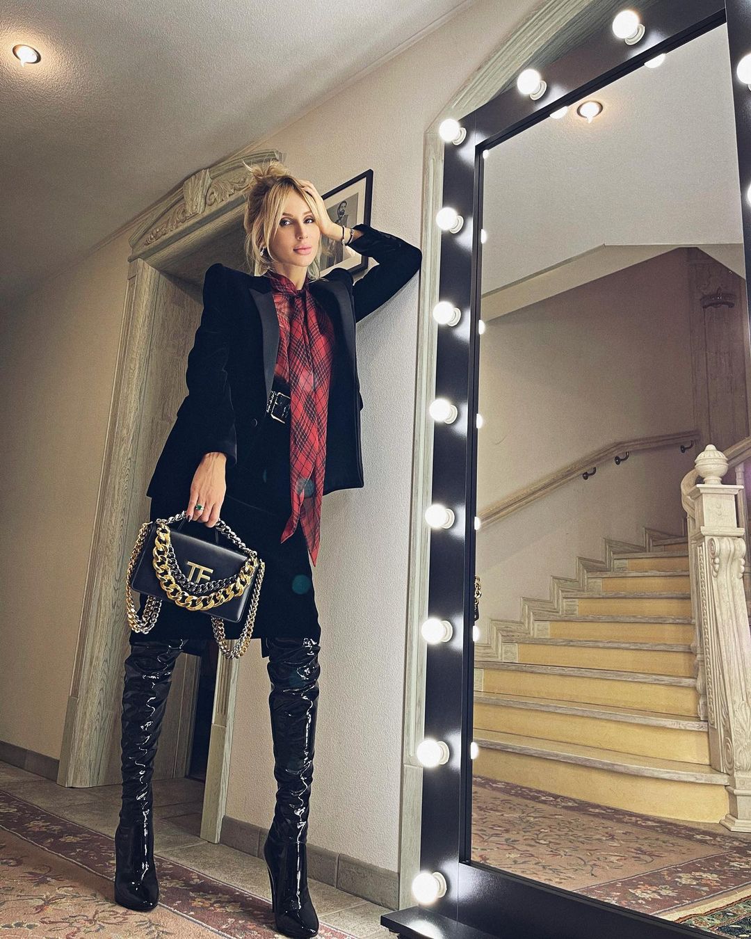 Краса неземна: Світлана Лобода підкорила фанатів луком в шкіряних ботфортах на високих підборах