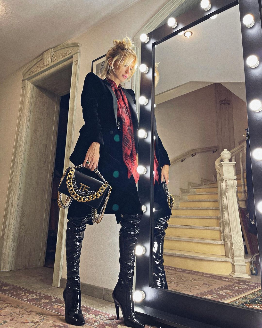 Краса неземна: Світлана Лобода підкорила фанатів луком в шкіряних ботфортах на високих підборах