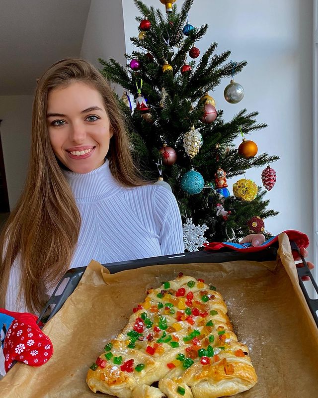 Зимняя сказка: Дмитрий Комаров с женой согрелись нежным поцелуем среди снегов