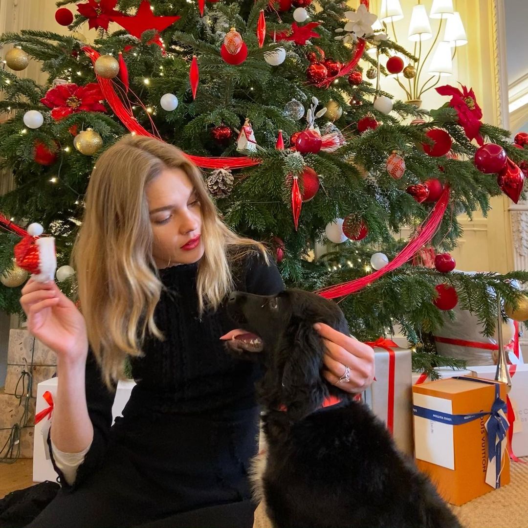 Роскошная простота: Наталья Водянова похвасталась точеной фигурой в самом модном платье зимы