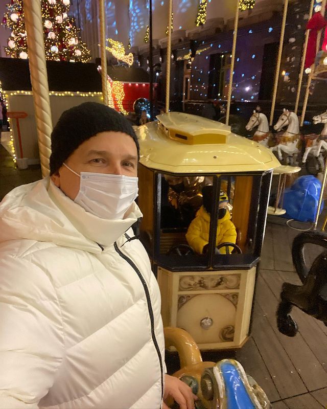 Редкие кадры: Горбунов и Осадчая показали лицо сыночка-копии папы на фото в центре Киева