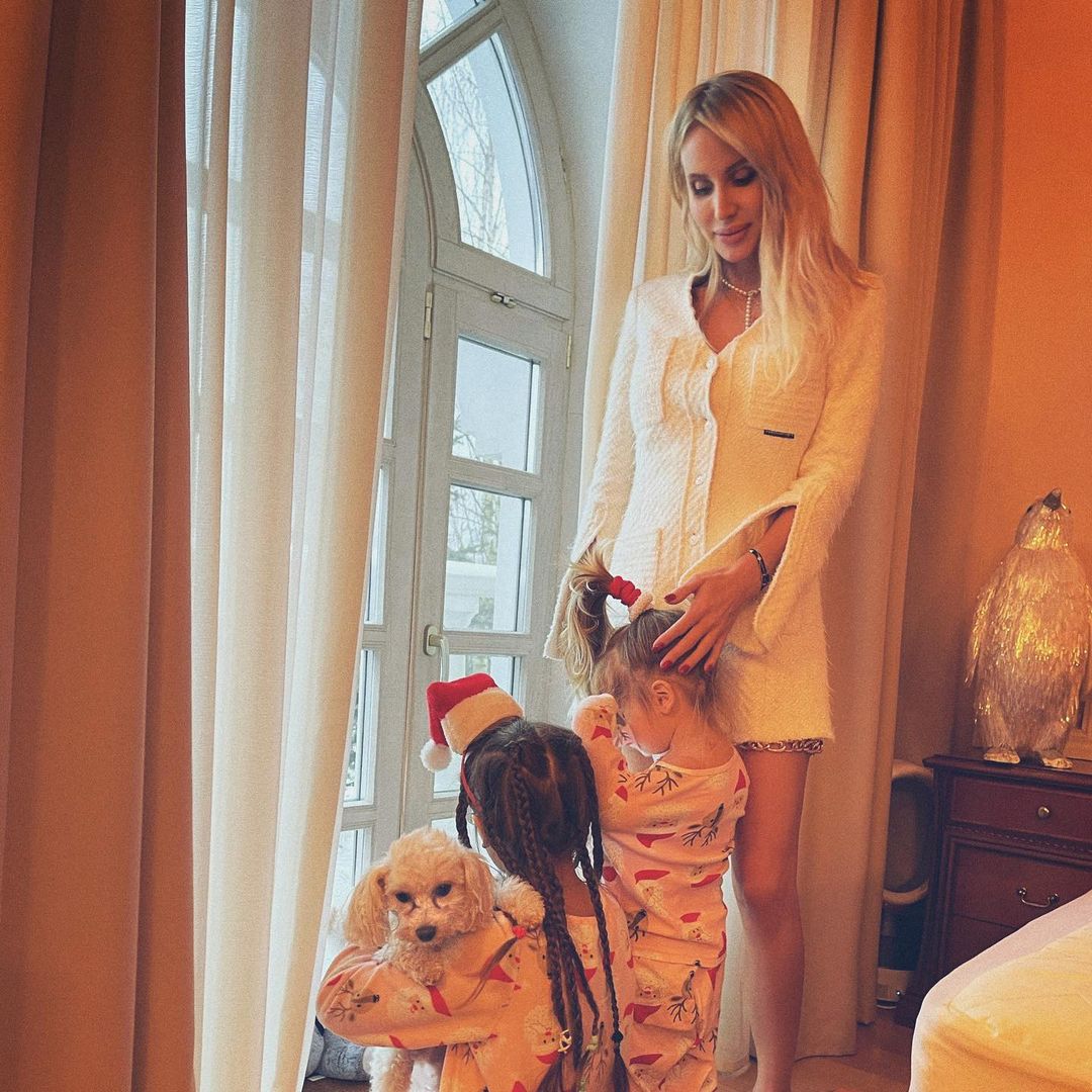 Ніжність і теплота: Світлана Лобода захопила мережу фото з дочками в піжамах