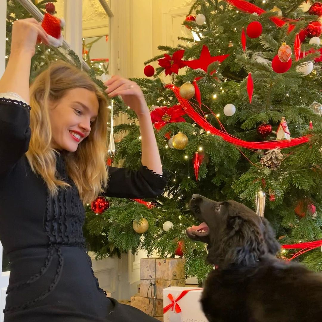 Роскошная простота: Наталья Водянова похвасталась точеной фигурой в самом модном платье зимы