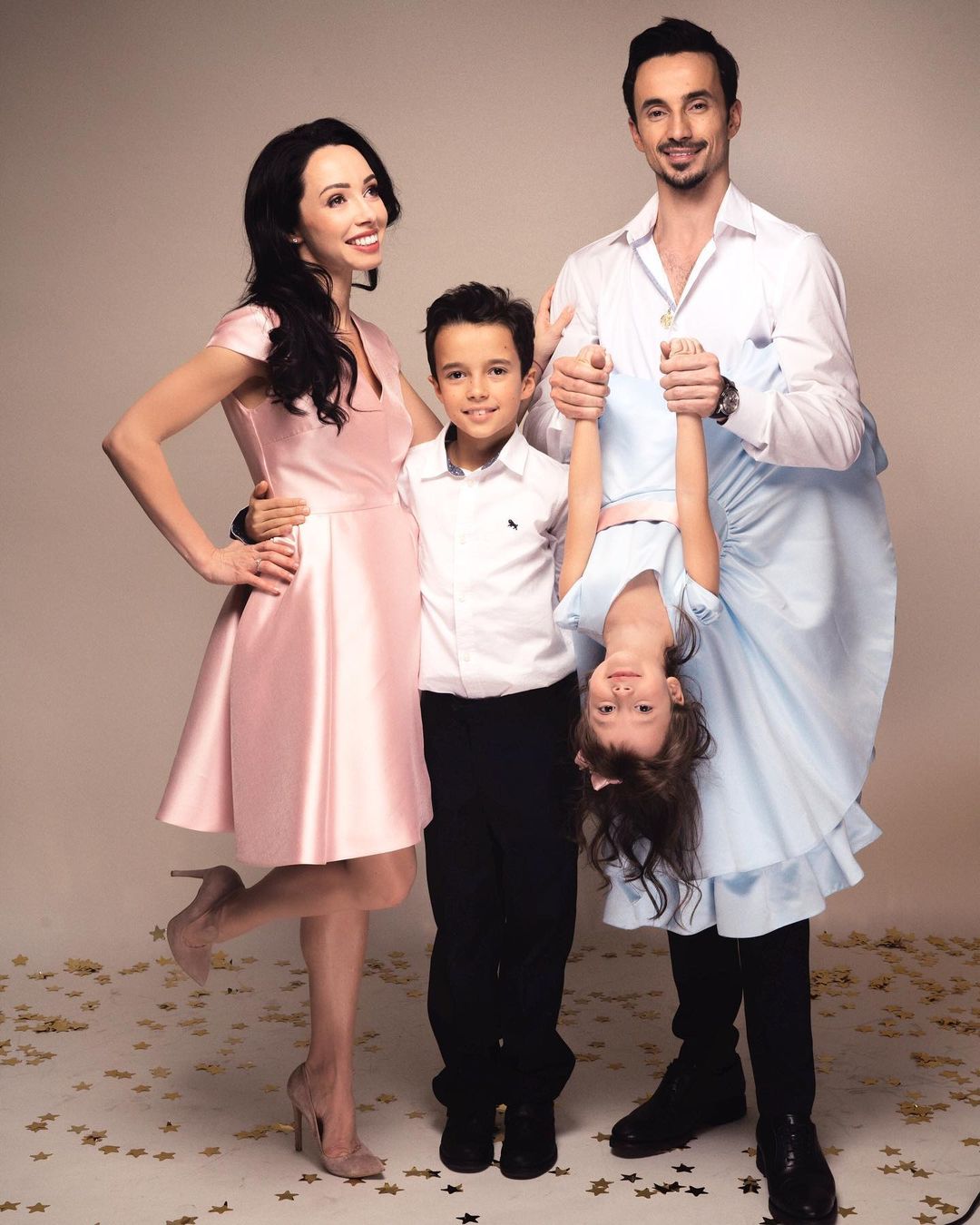 Восхитительные: Катерина Кухар умилила фанатов яркими снимками с мужем и детьми