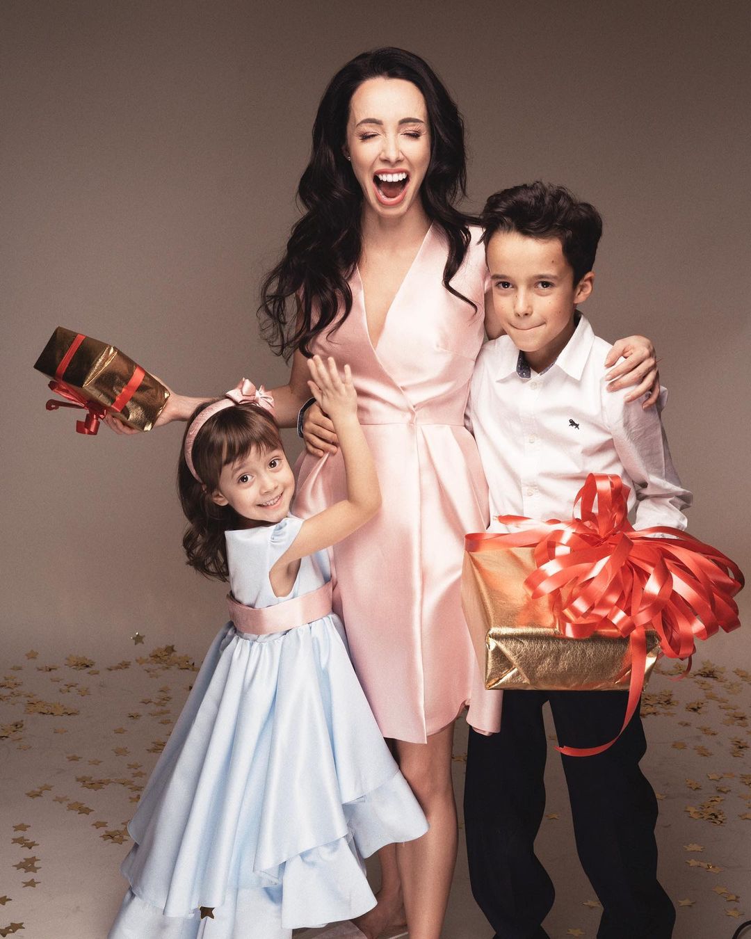 Восхитительные: Катерина Кухар умилила фанатов яркими снимками с мужем и детьми