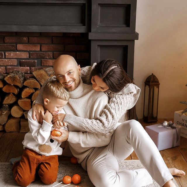 Найцінніше: Яма з дружиною і сином в total white образах розтопили серця новорічним щастям