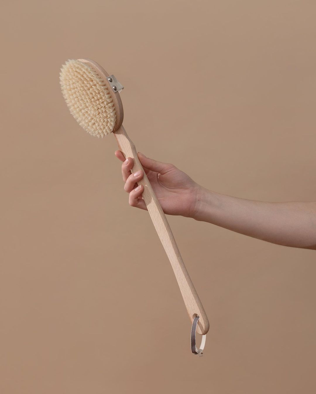 Пора красивих ніжок: як правильно робити антицелюлітний масаж сухою щіткою