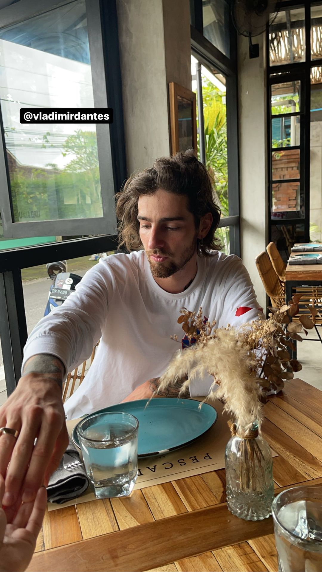 Балийская королева: Дорофеева в провокационном наряде вместе с Дантесом "оседлала" скутер