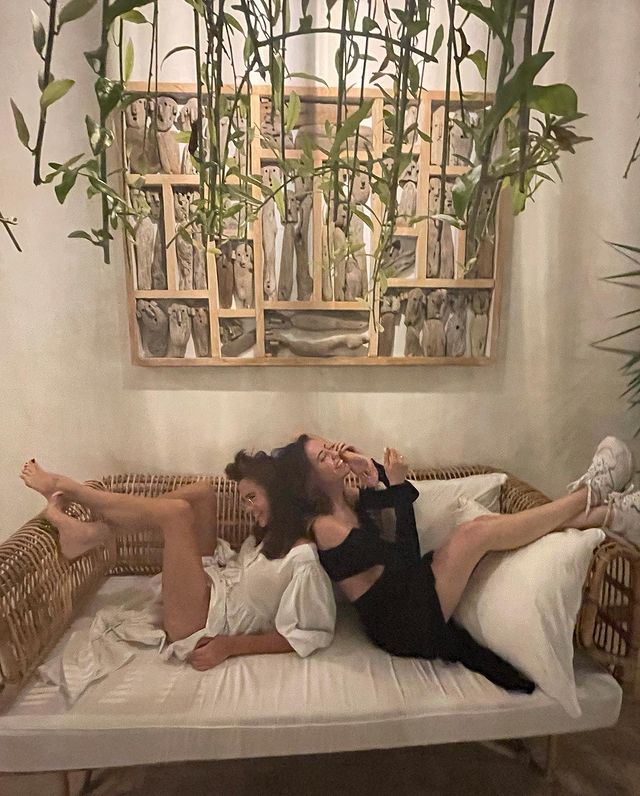 Балийская королева: Дорофеева в провокационном наряде вместе с Дантесом "оседлала" скутер