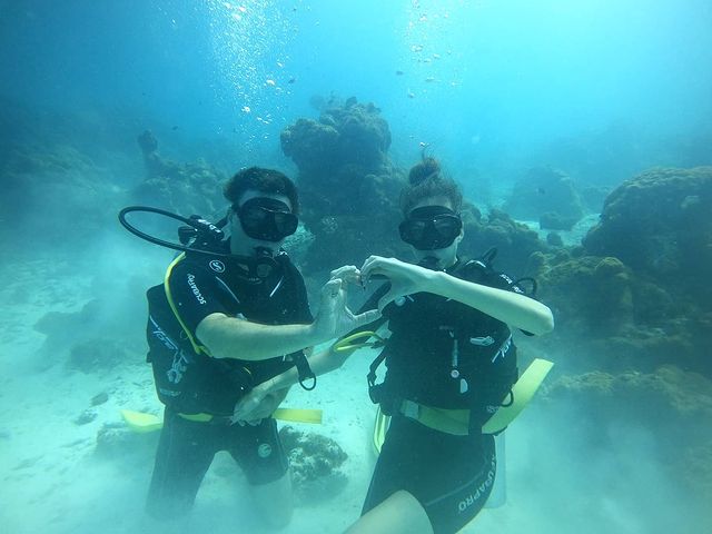 Усмішка не сходить з лиця: Дмитро Комаров підкорив романтикою з дружиною на райському острові