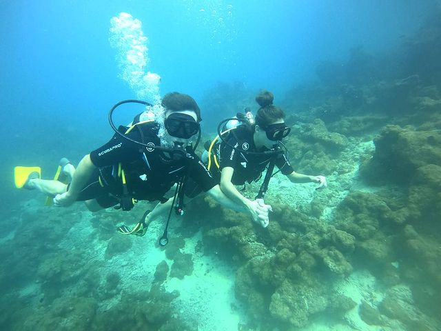 Усмішка не сходить з лиця: Дмитро Комаров підкорив романтикою з дружиною на райському острові