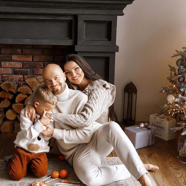 Найцінніше: Яма з дружиною і сином в total white образах розтопили серця новорічним щастям