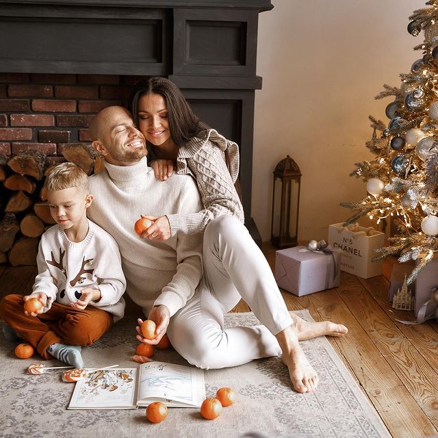 Найцінніше: Яма з дружиною і сином в total white образах розтопили серця новорічним щастям