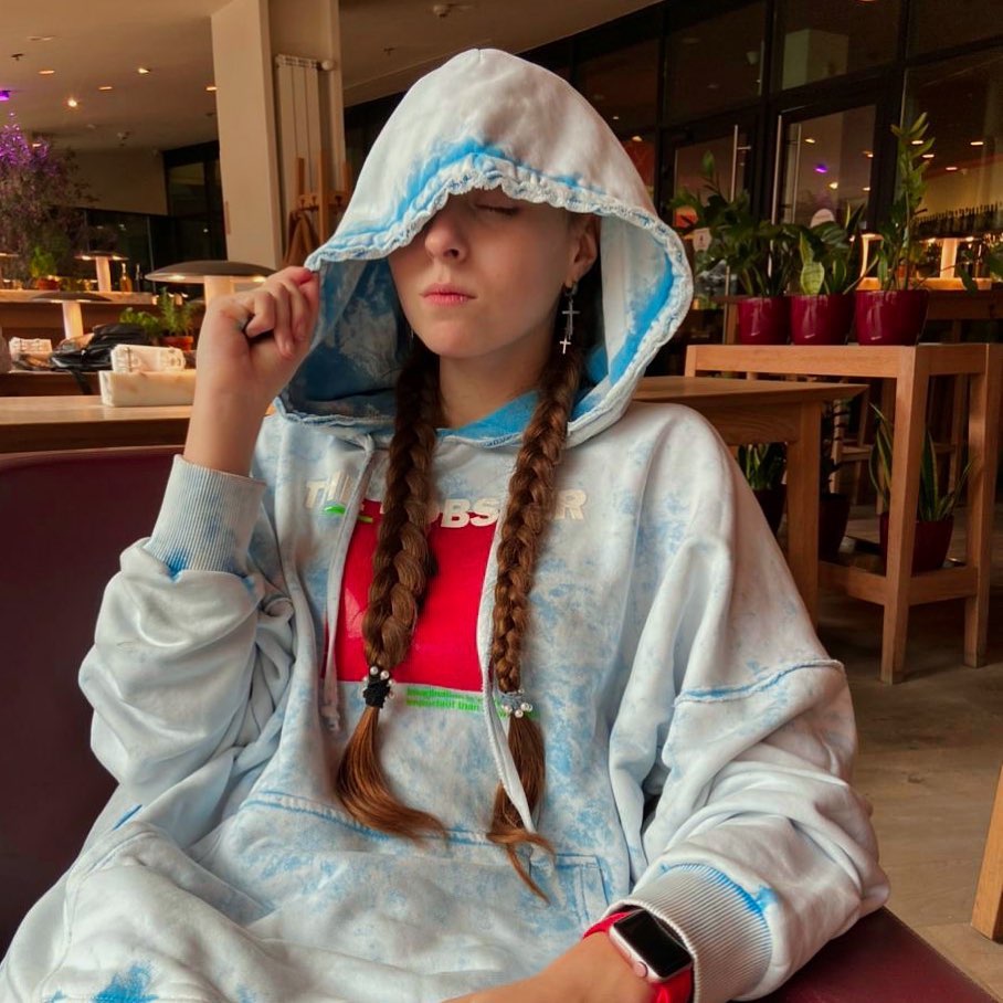 Яскраве худі і трендові сережки: МашаПолякова захопила шанувальників стильним вбранням