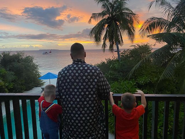 MONATIK с женой и детьми встретил Рождество под пальмами: самый счастливый человек