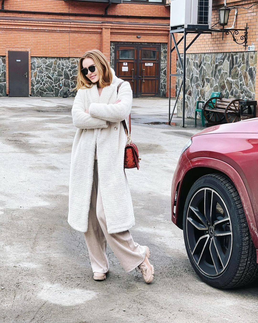 Нереально красиво: Слава Каминская показала, как носить самую трендовую часть зимнего гардероба