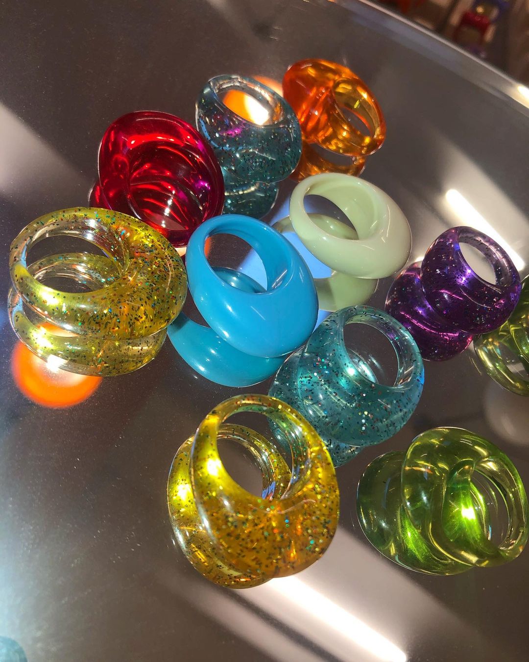 Привіт з дитинства: Белла Хадід, Айріс Лоу і Хейлі Бібер показали наймодніший аксесуар зими 2021