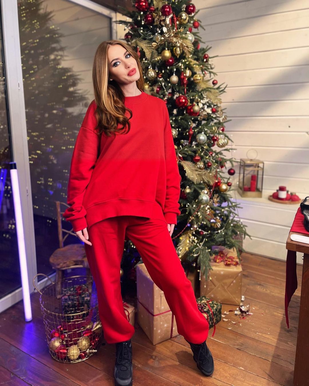Лише не оленя: Слава Камінська в червоному костюмі попросила у Діда Мороза зустріч з тим самим