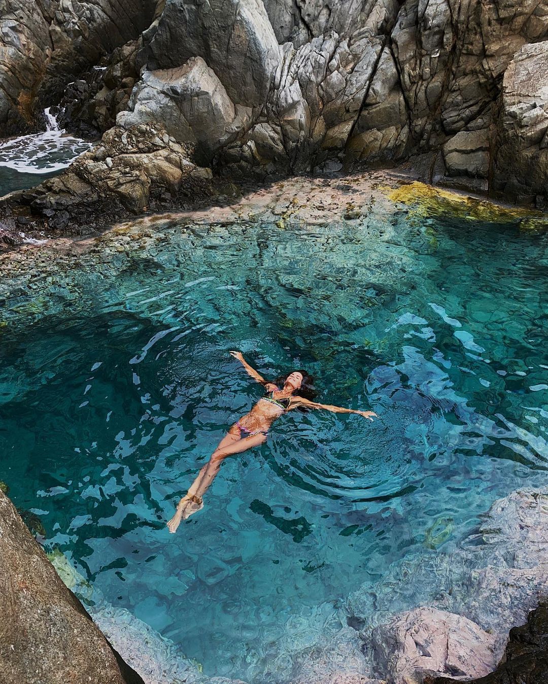 Вона взагалі реальна? Ізабель Гулар похвалилася витонченою фігурою на гарячих пляжних фото