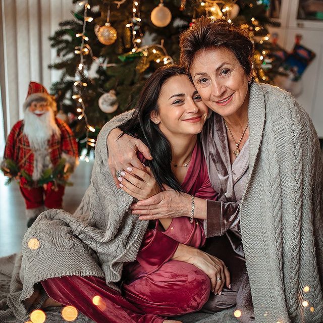Илона Гвоздева очаровала семейным Рождеством трех поколений: глаза радуются